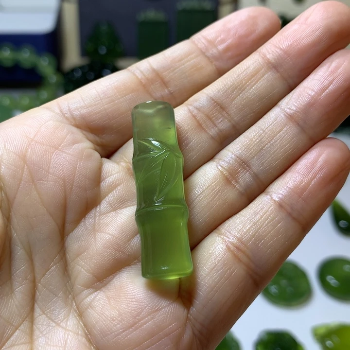 岫玉未镶嵌颈饰吊坠