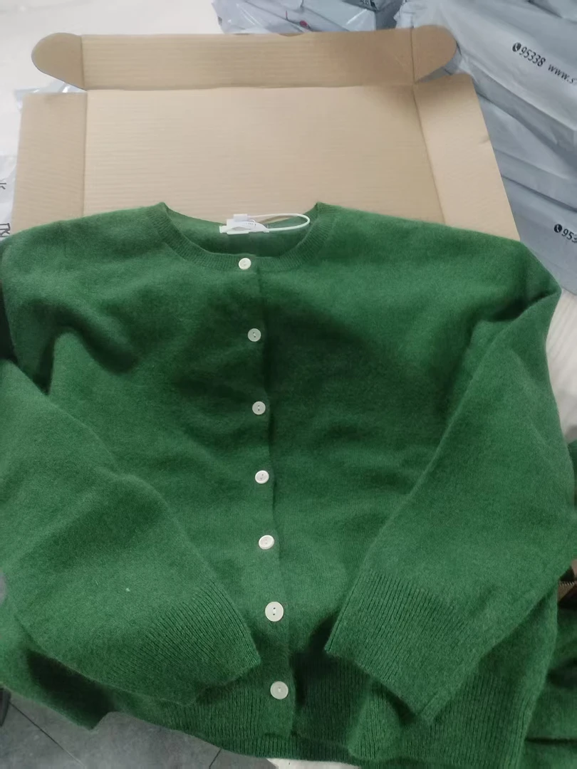 米蓝家名殿！巨显白～森林绿毛衣开衫外套8267