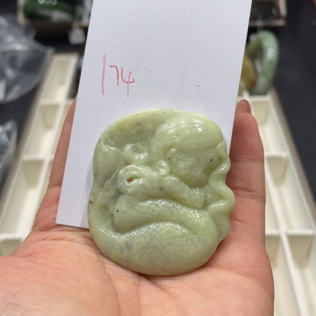 蛇纹石玉未镶嵌颈饰