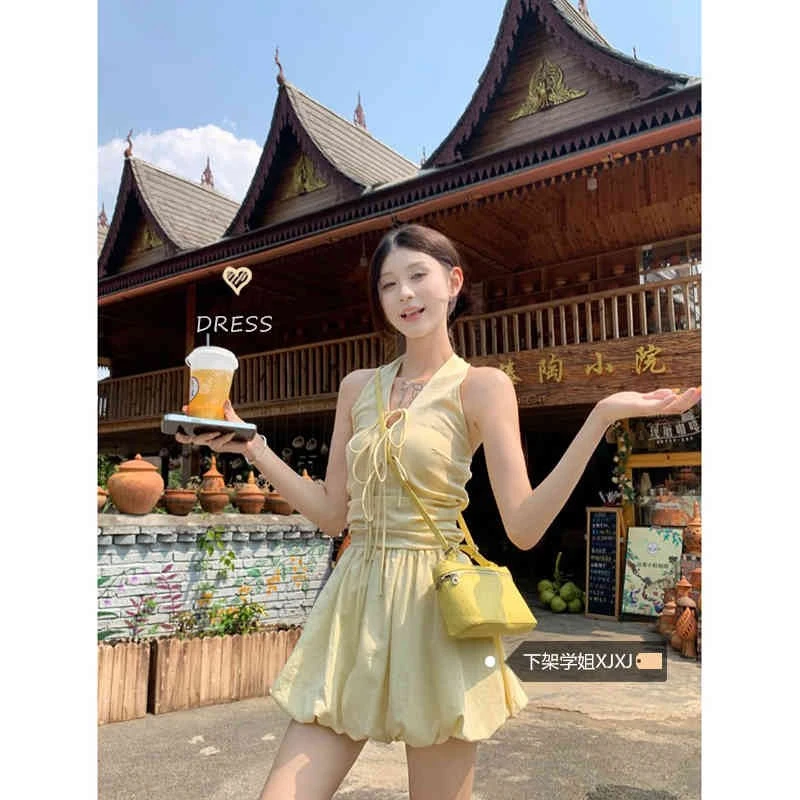 甜辣系带领收腰花苞短裙女夏季2025新款法式气质纯色挂颈洋装