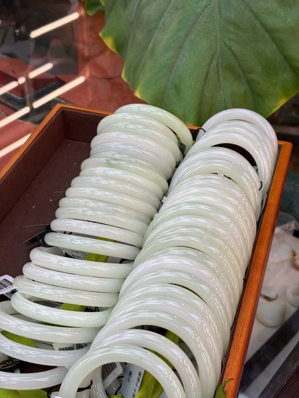 9033和田玉青海料圆条手镯 多样性发其一