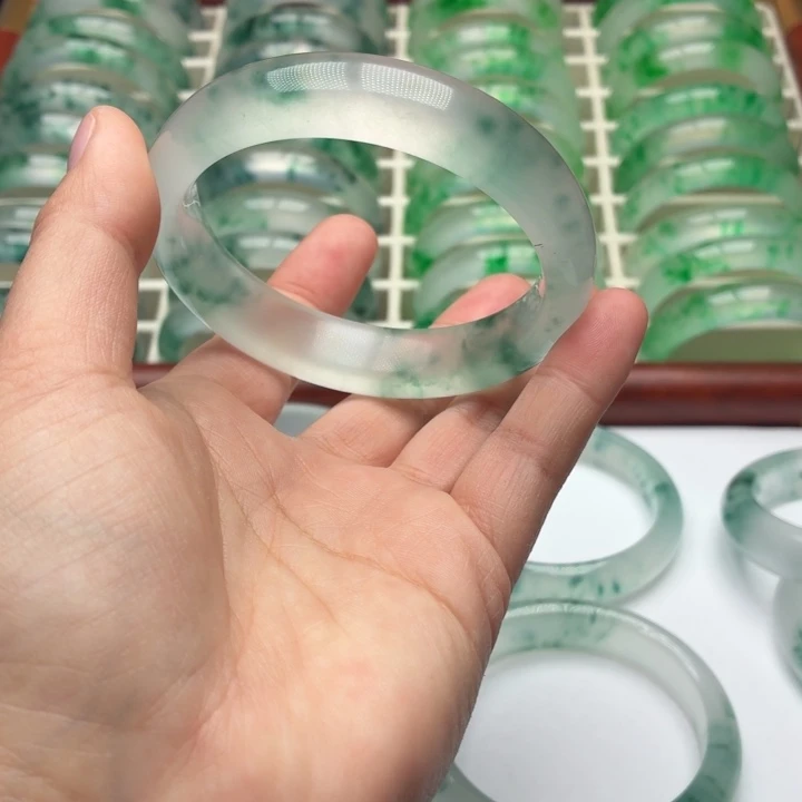 简***琳石英质玉未镶嵌手镯