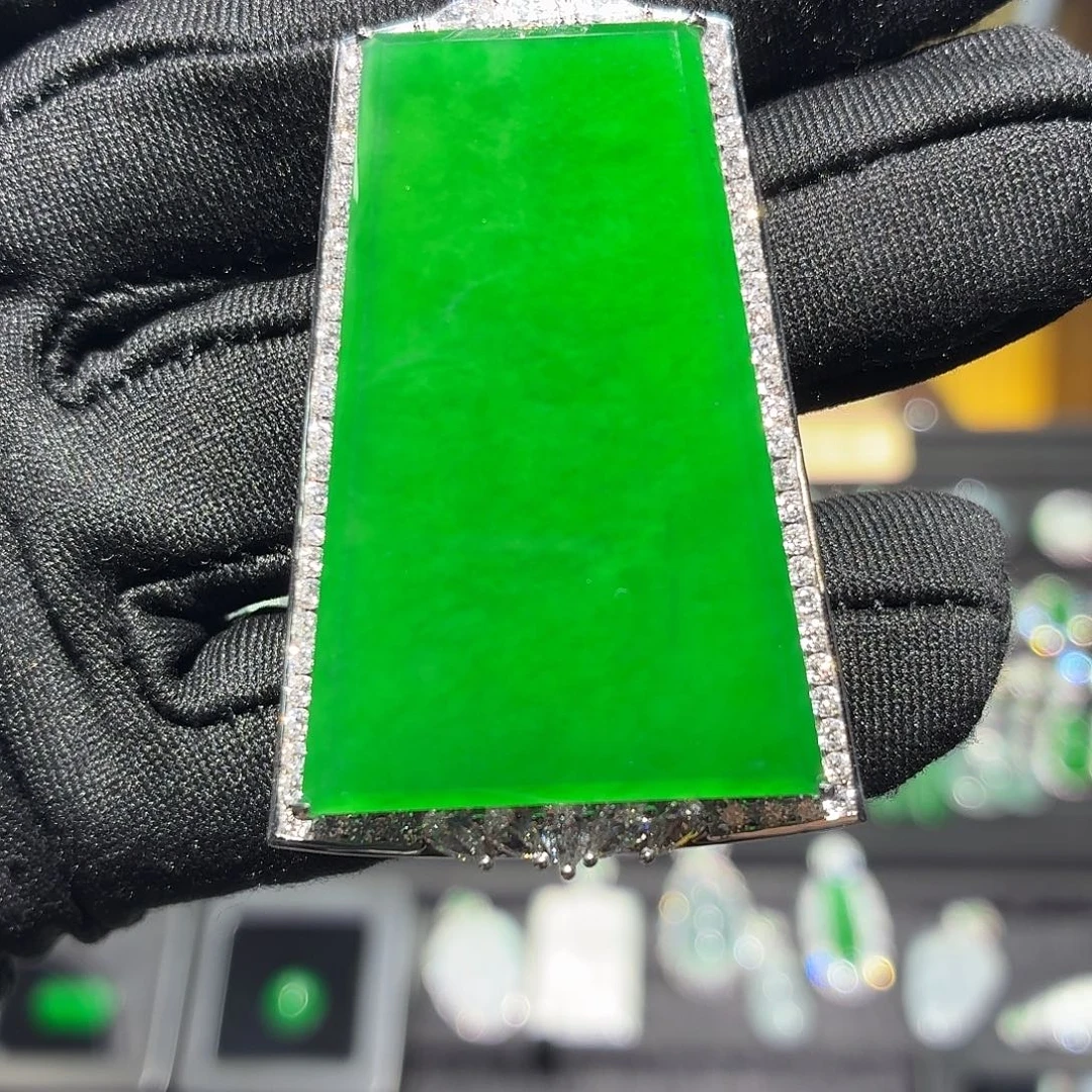 翡翠18K金镶嵌颈饰满绿无事牌