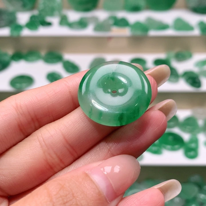 颈饰未镶嵌石英质玉