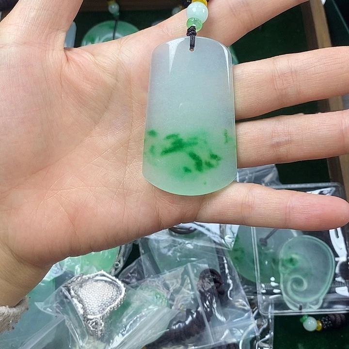 翡翠未镶嵌颈饰无事牌