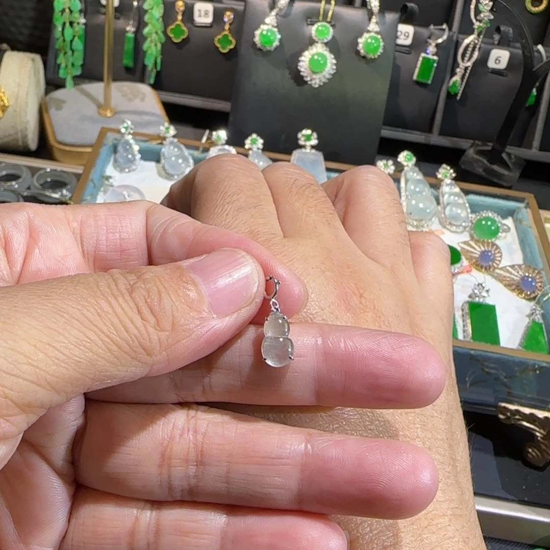 翡翠18K金镶嵌颈饰小滴溜