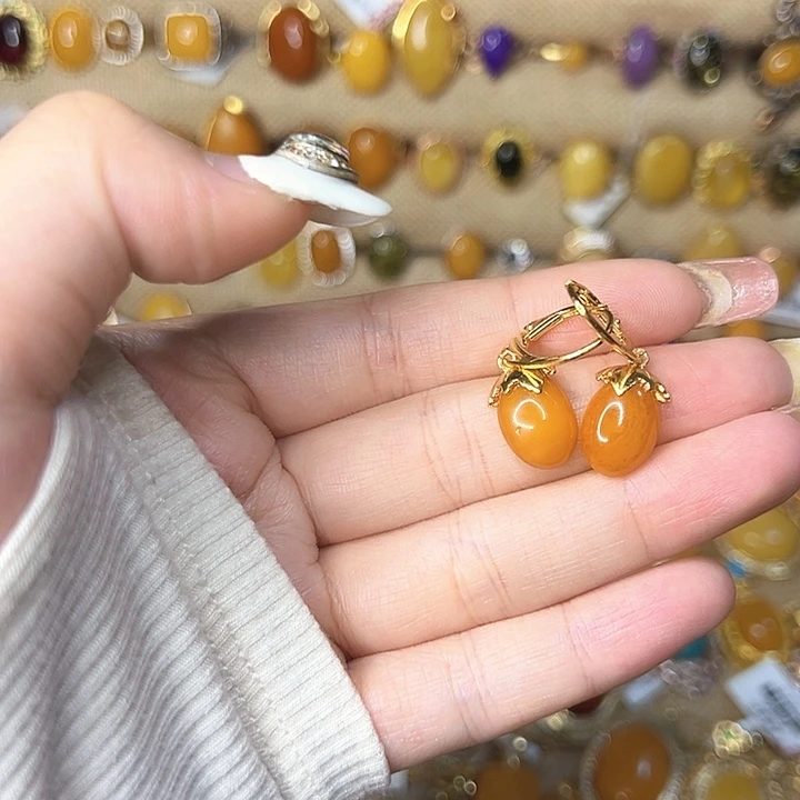 琥珀足银镶嵌耳饰