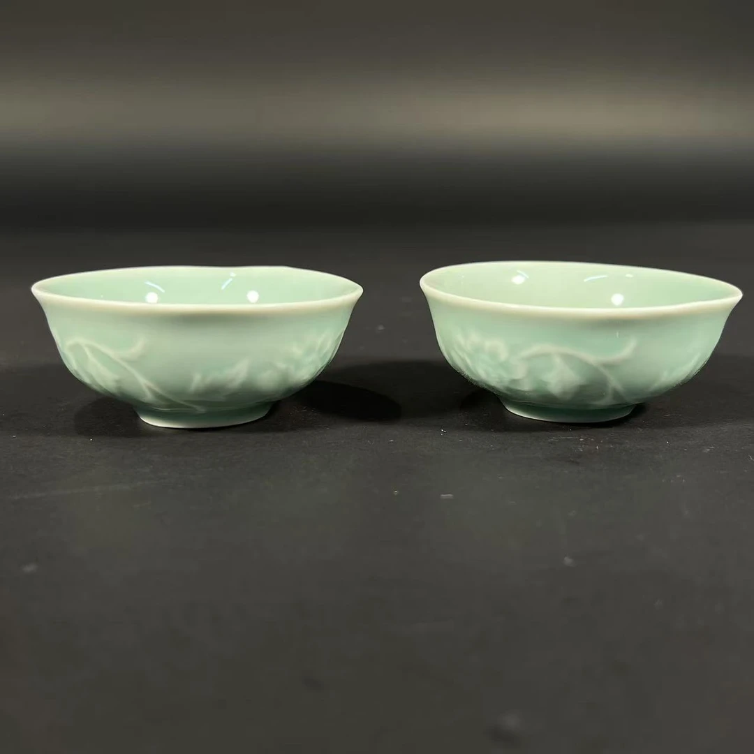 Lot37:   豆青釉杯一对