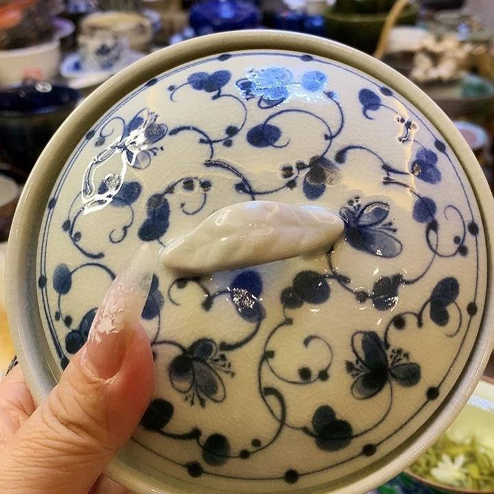 器物的色彩搭配起来很漂亮