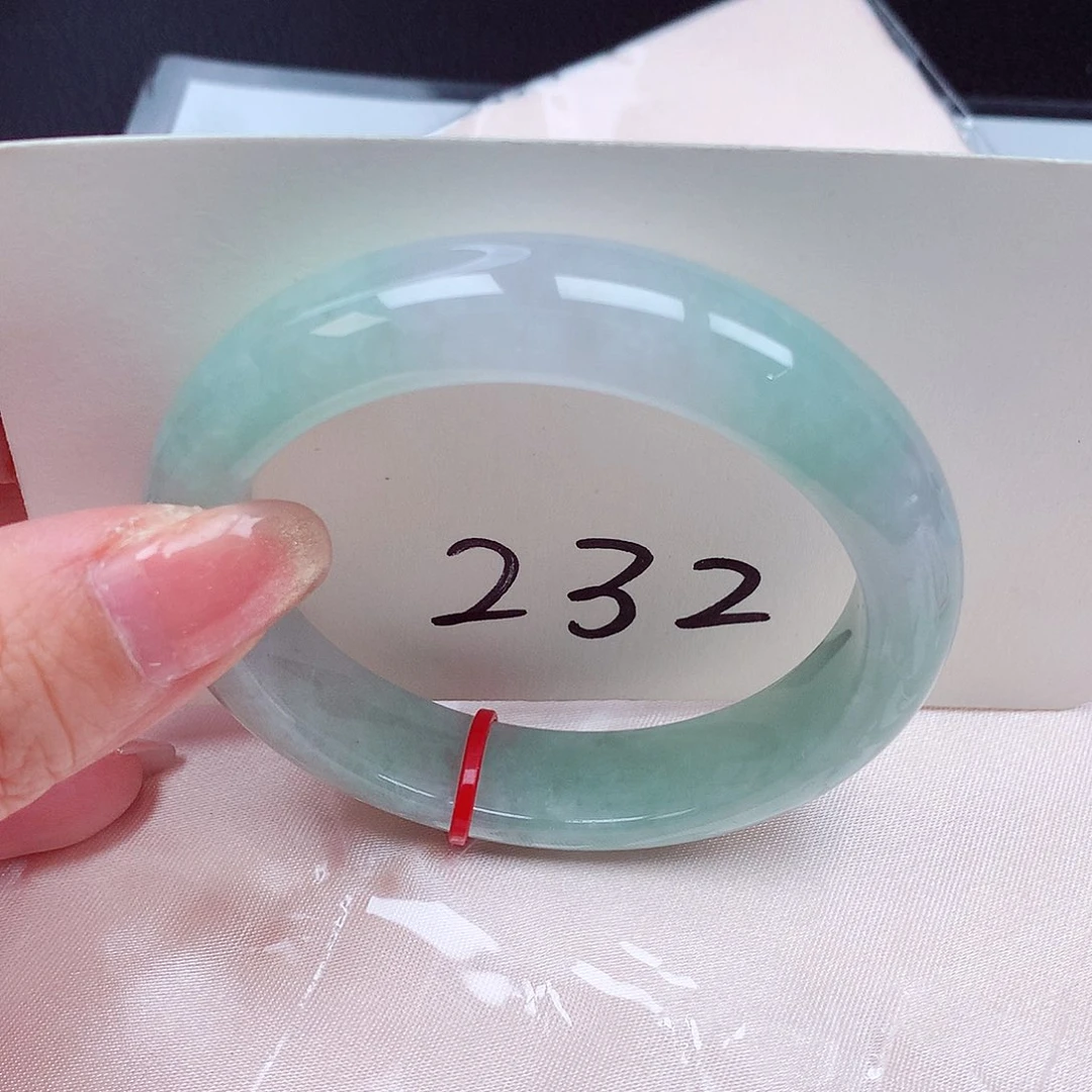 翡翠手镯未镶嵌翡翠