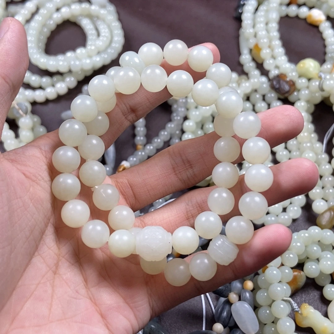 伊***妈和田玉未镶嵌把件