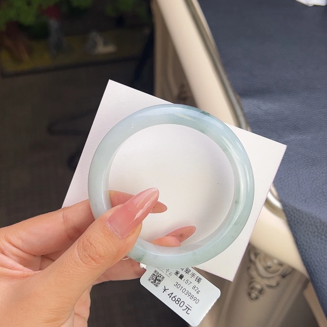 翡翠手镯未镶嵌57胶底飘花