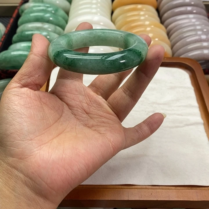 花***悦石英质玉未镶嵌手镯
