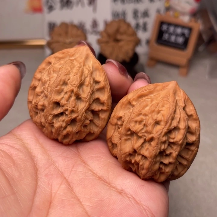 文玩核桃吊坠梨木台