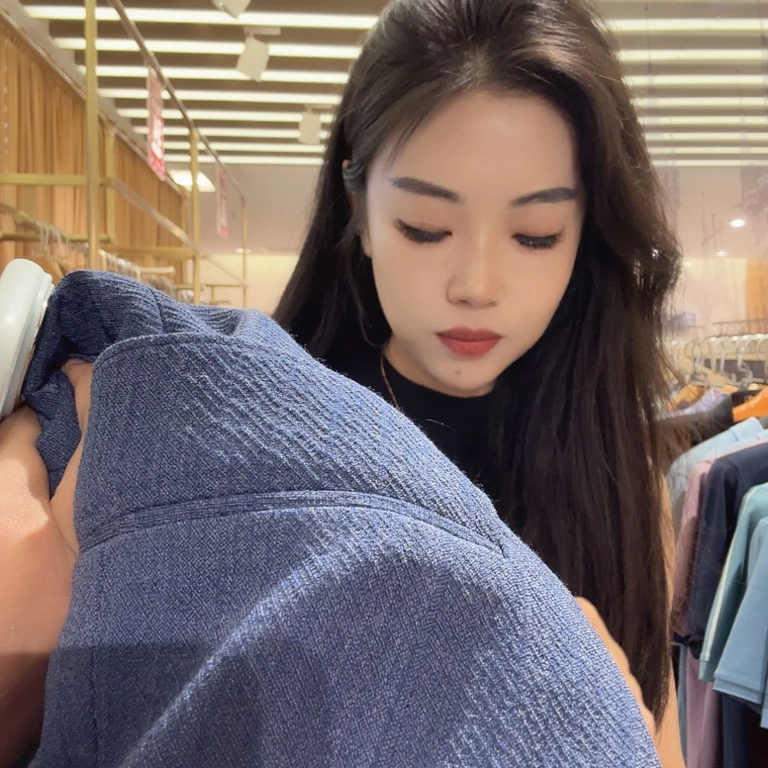 上衣和裙子都是我