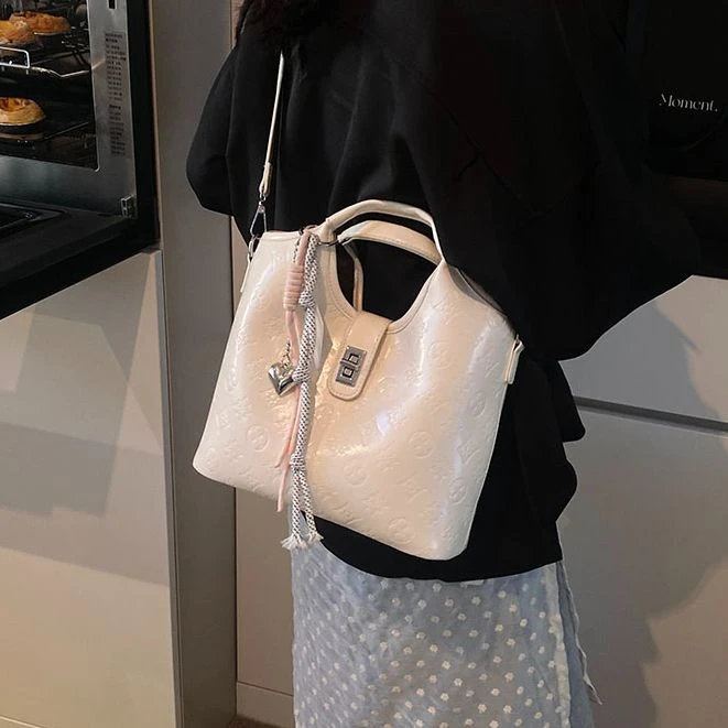 新款包优雅风耐刮单肩斜挎包肩包小众ins枕头包女士水桶包腋下包