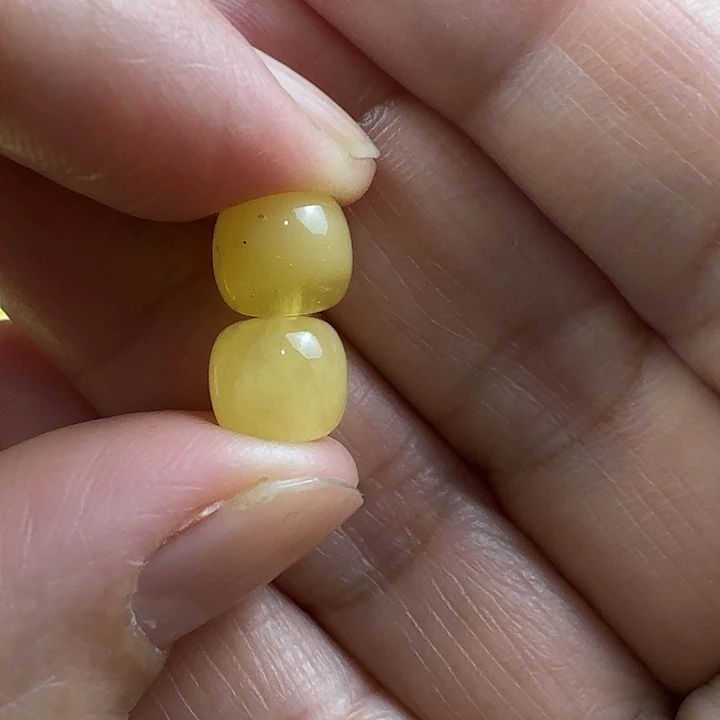 J***.蜜蜡未镶嵌裸石48杂