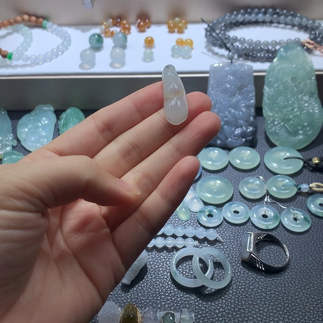 翡翠未镶嵌颈饰豆子