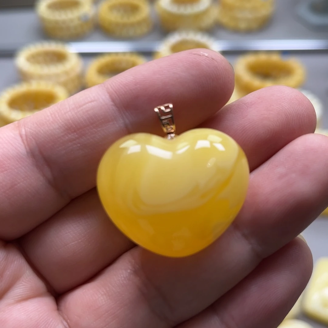 琥珀18K金镶嵌颈饰吊坠