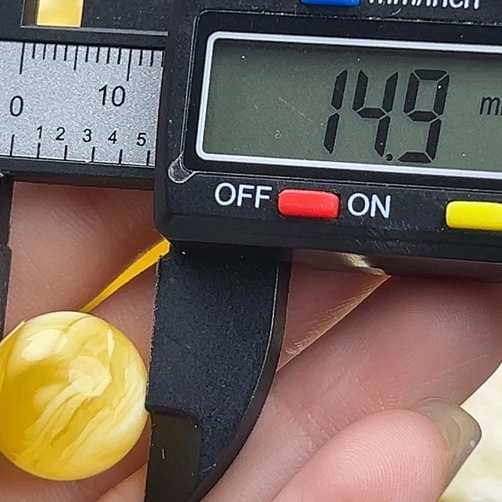 蜜蜡未镶嵌裸石微瑕106