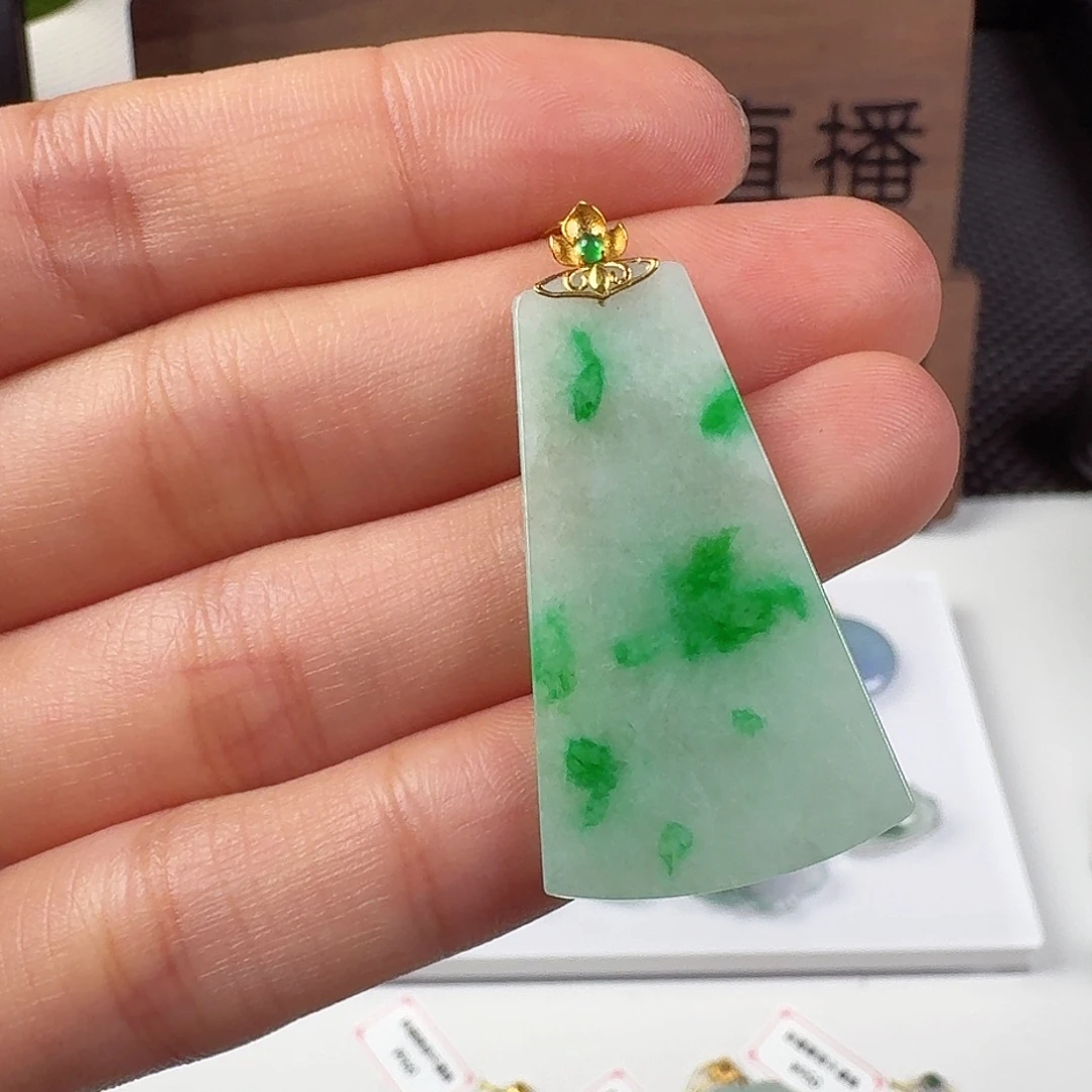 翡翠18K金镶嵌颈饰