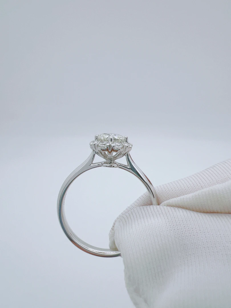 18k金求婚钻戒，主石50.2分，副石17.9分，颜色H，净度VS.小众饰品