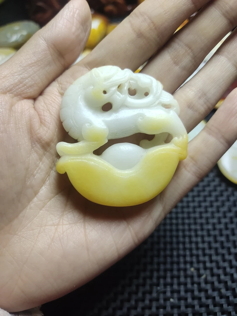 和田玉精美挂件貔貅