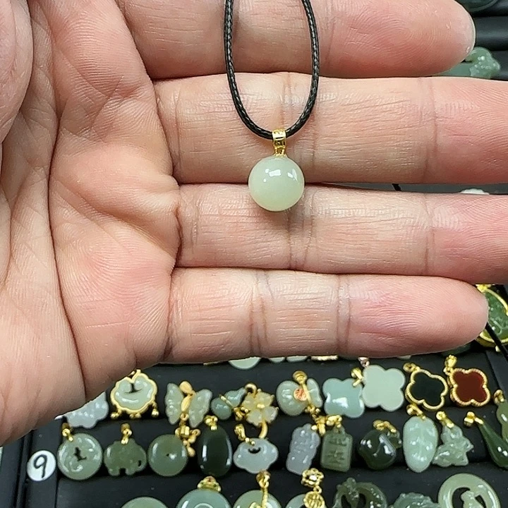 和田玉吊坠(不含链)18K金镶嵌石****?