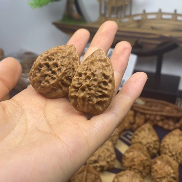 1***+文玩核桃吊坠凤凰羽33