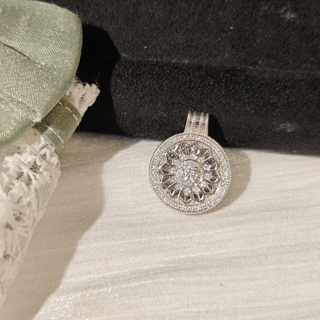 铂金莫桑圆盘吊坠-