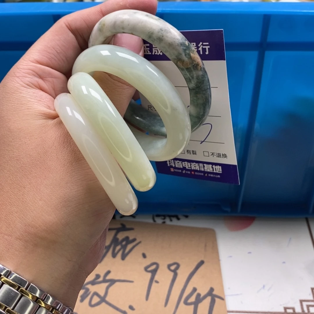 蛇纹石玉手镯未镶嵌