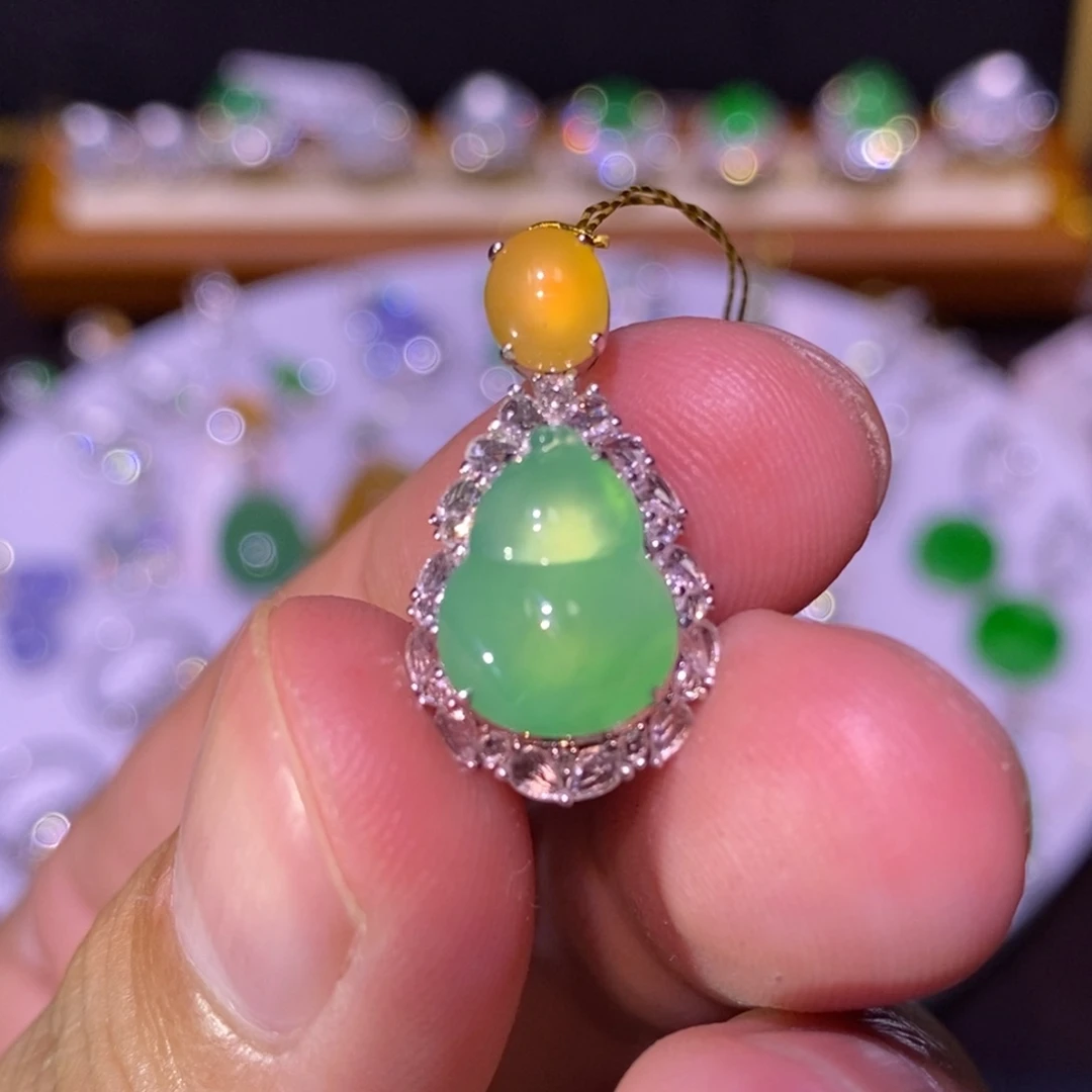 【闪购商品】颈饰18K金镶嵌翡翠