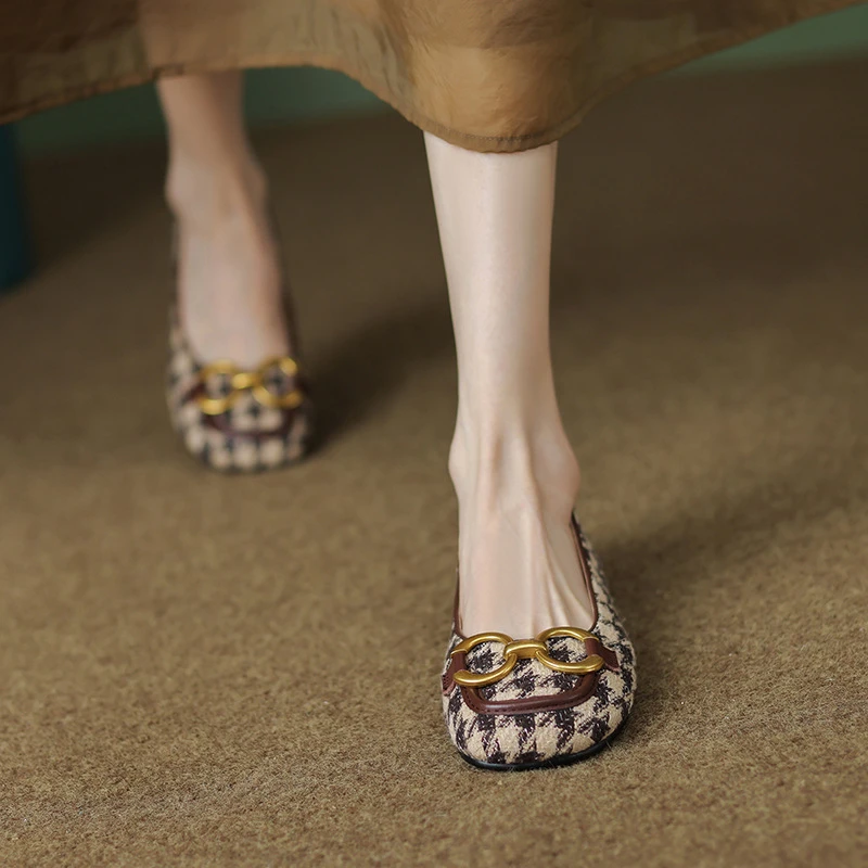 2025年秋季新款方头平底鞋新款复古格子单鞋包头粗跟高跟尖头