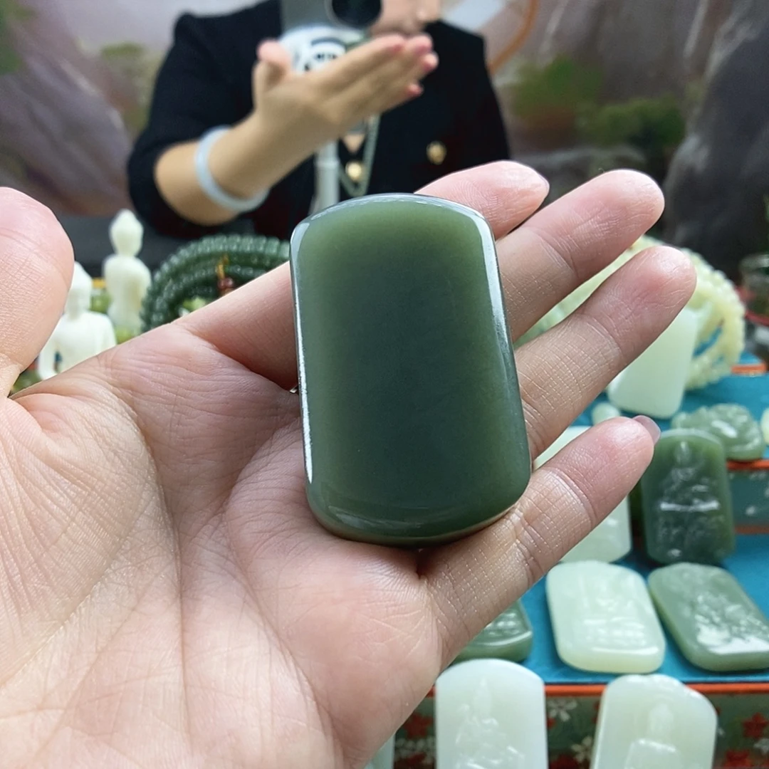 小***哥和田玉未镶嵌颈饰