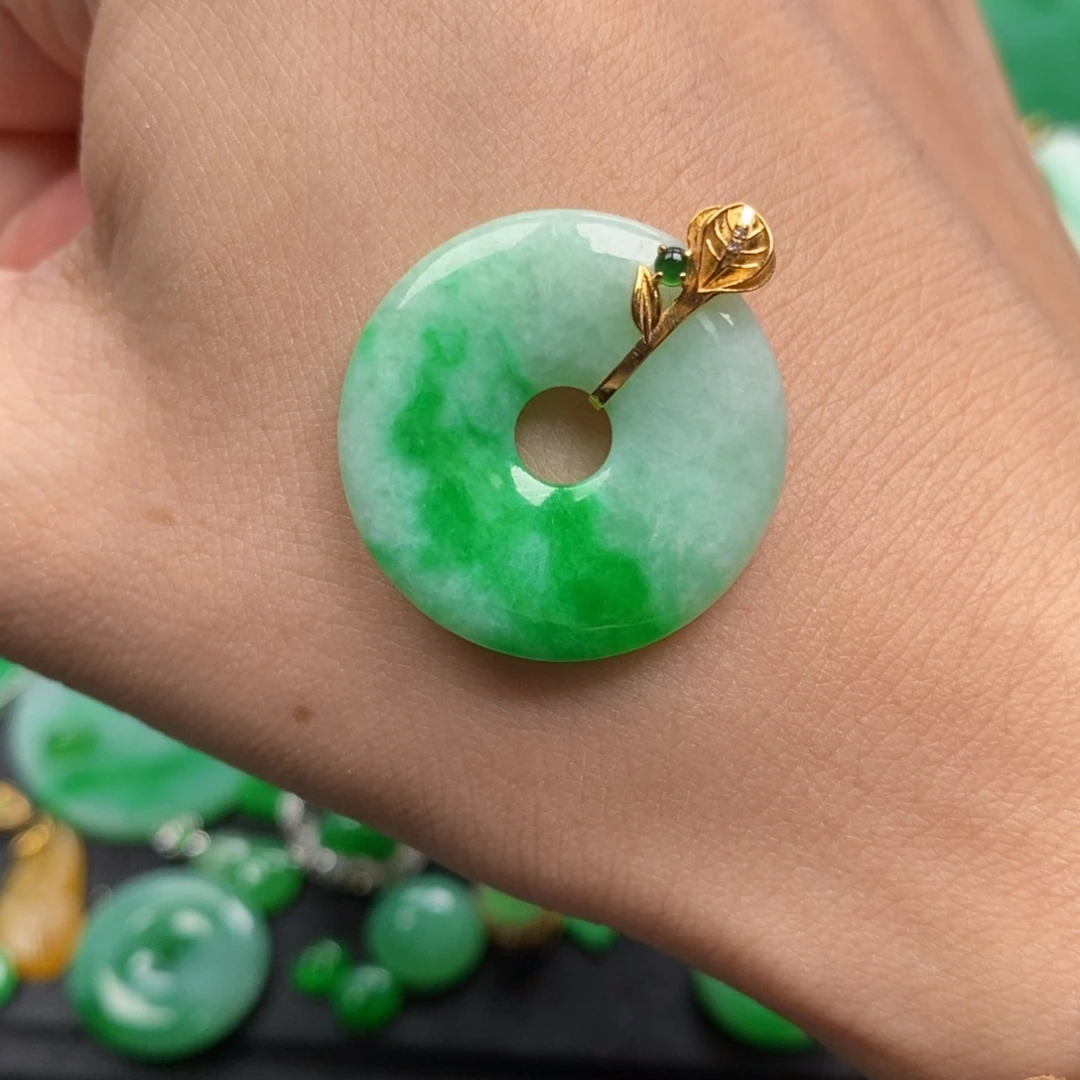 翡翠18K金镶嵌颈饰翡翠