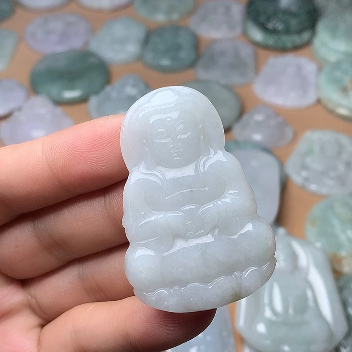 翡翠未镶嵌颈饰观音