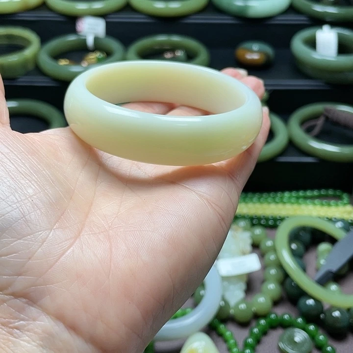 *****和田玉未镶嵌手镯