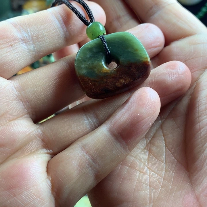 岫岩河磨玉（透闪石质玉）吊坠未镶嵌尼***岩