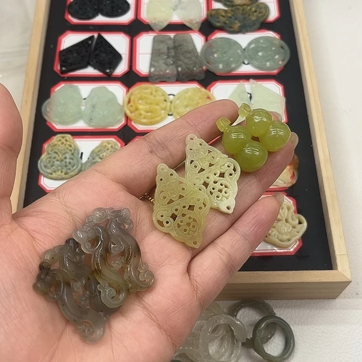 漓***草透闪石-蛇纹石玉合金颈饰