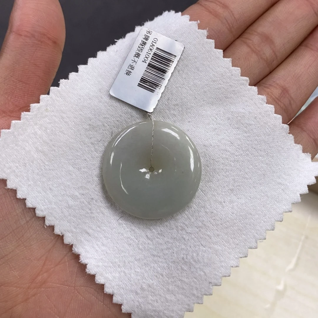 翡翠颈饰未镶嵌平安扣