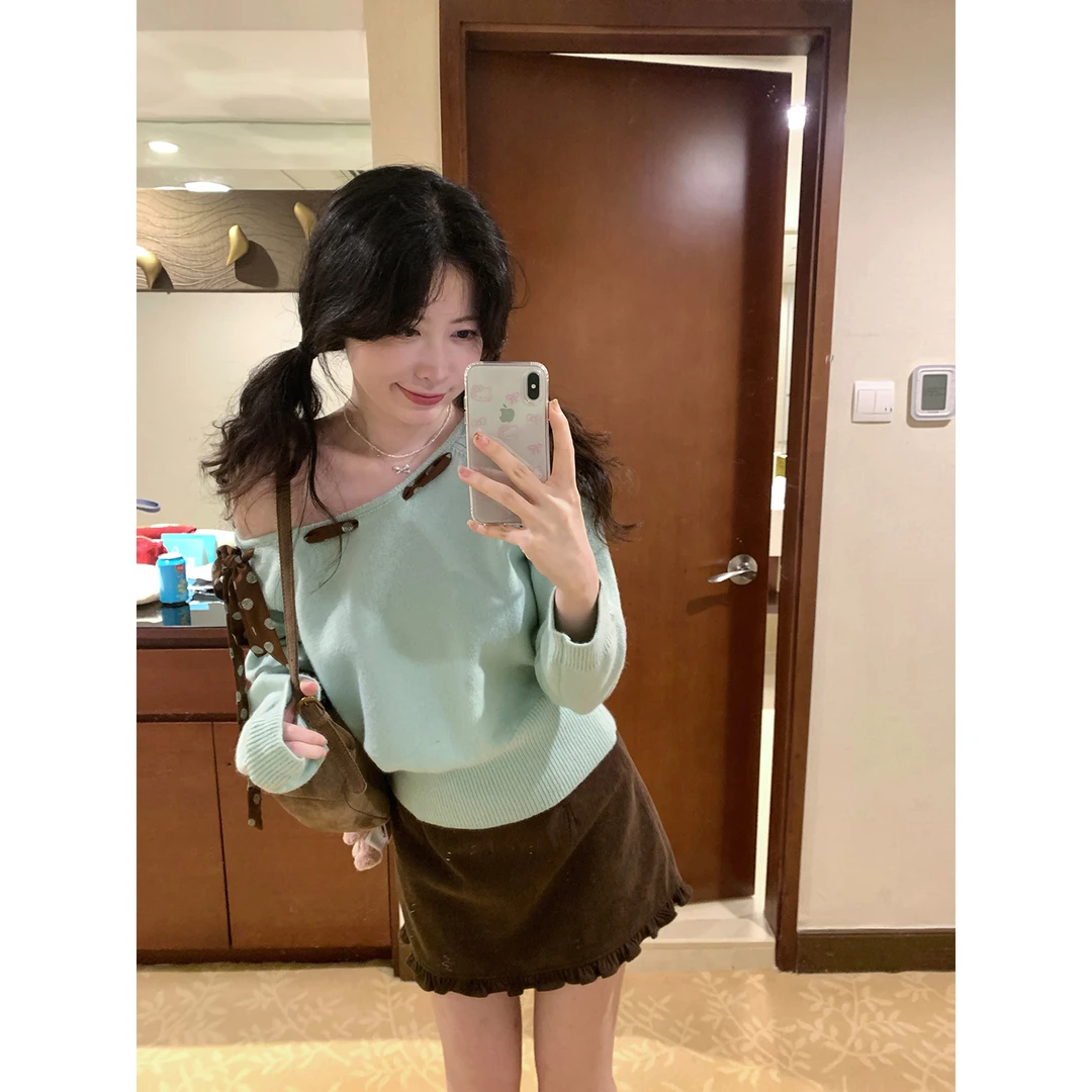 薄荷奶绿一字肩波点绑带毛衣女秋冬新款设计感露肩长袖针织衫上衣