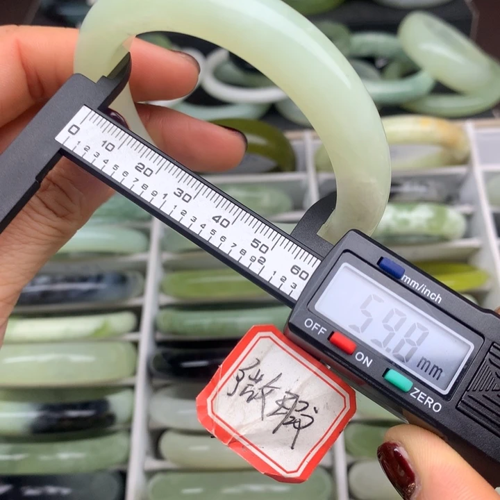 蛇纹石玉未镶嵌手镯640