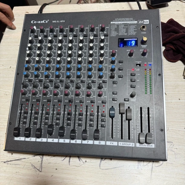 8新  8新 二手调音台MG-8/4FX 通电 不包好坏 运费自理 不包退换