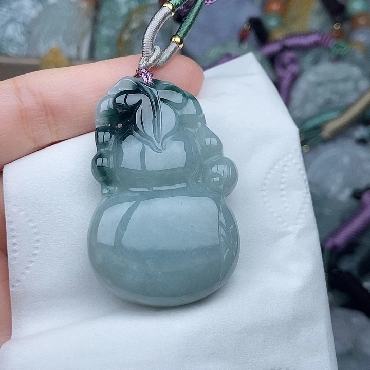 H***e翡翠未镶嵌颈饰翡翠