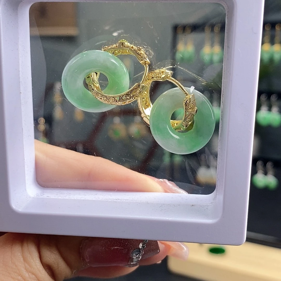 翡翠耳饰未镶嵌翡翠
