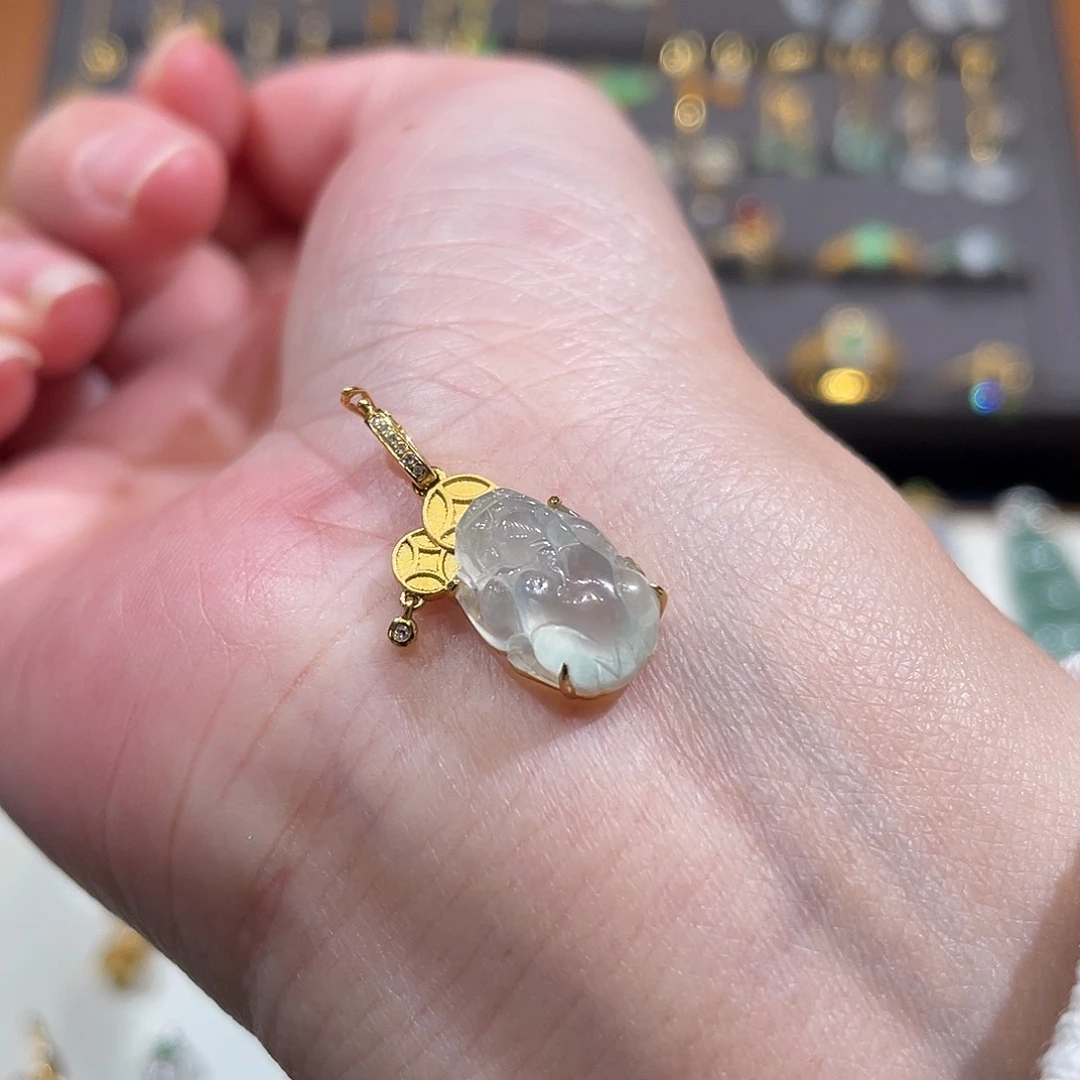 翡翠颈饰18K金镶嵌高冰貔貅