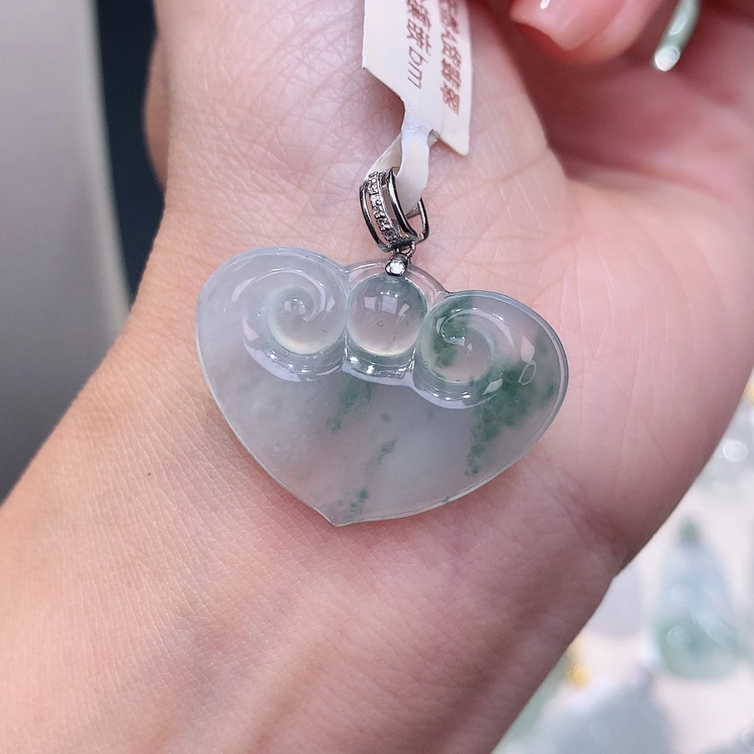 颈饰18K金镶嵌翡翠冰胶飘花大如意