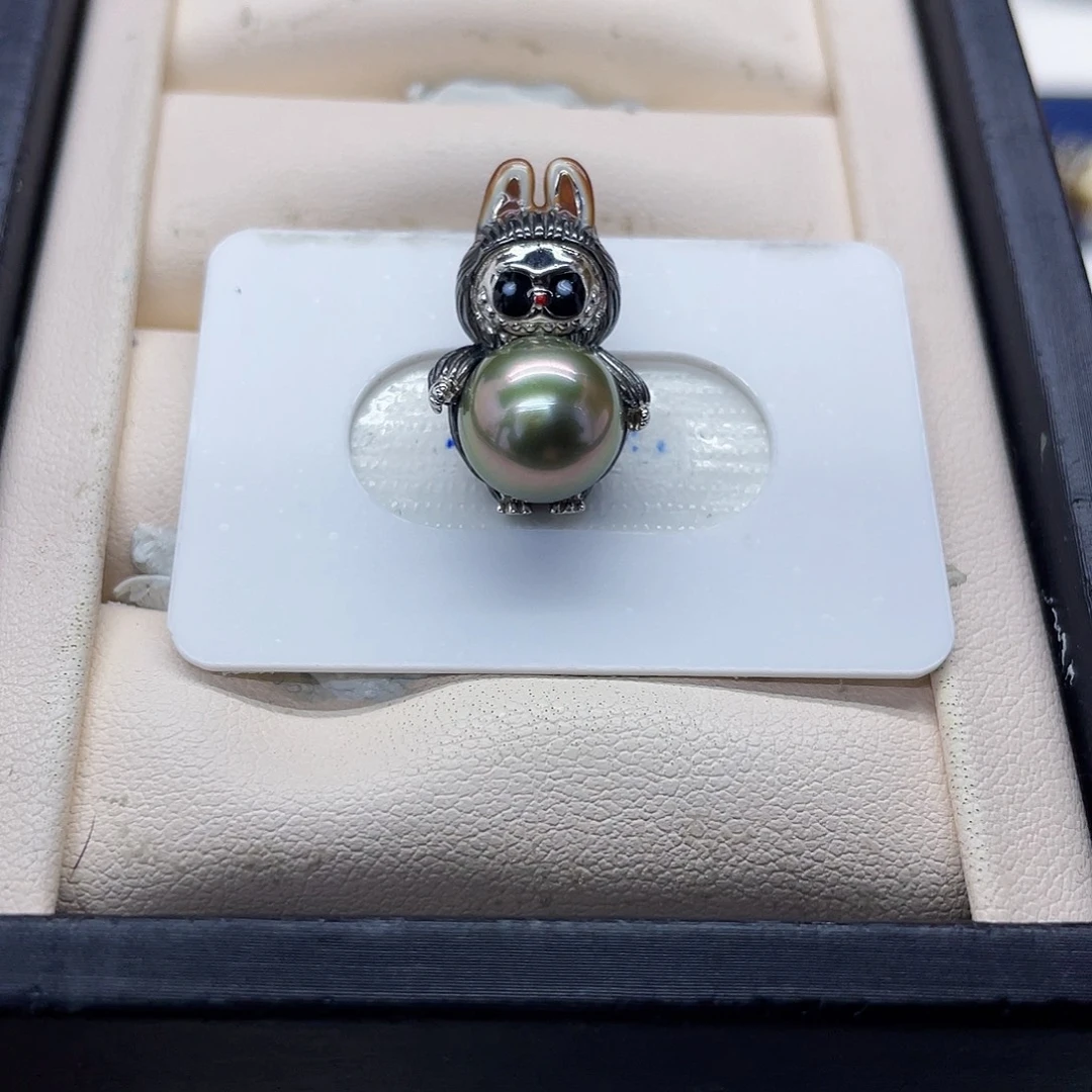 海水珍珠颈饰银S925镶嵌牛油果色拉布布吊坠