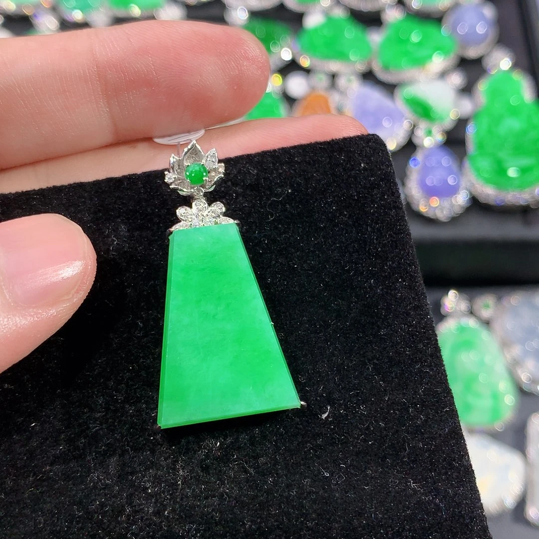 翡翠18K金镶嵌颈饰