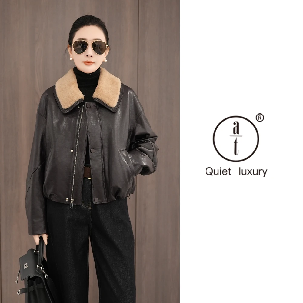 AT-鹅绒+绵羊皮+羊毛领-油蜡皮工艺皮鹅绒服-衣长56-ZDK256598